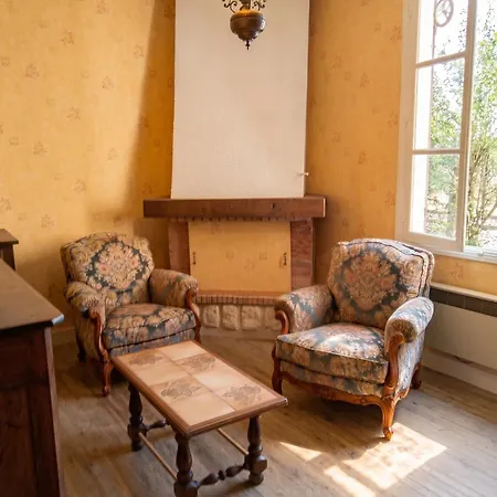 Дом отдыха Maison Spacieuse Avec Jardin A Lathus-saint-remy, 160 M², Barbecue