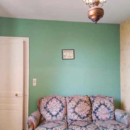Дом отдыха Maison Spacieuse Avec Jardin A Lathus-saint-remy, 160 M², Barbecue *